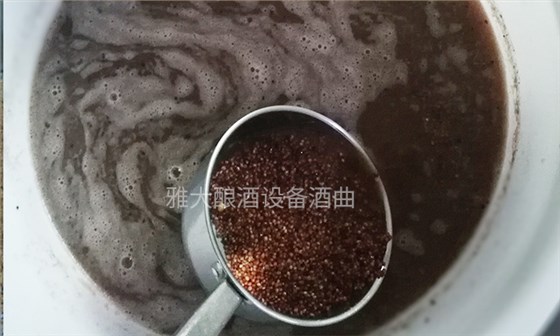 9.8用釀白酒設(shè)備制作無糠殼高粱釀酒技術(shù)-泡糧