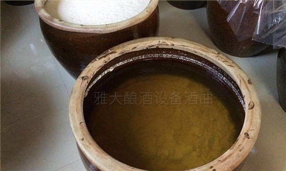 5-李樹(shù)剛用糧食釀酒設(shè)備做酒，米酒發(fā)酵完成