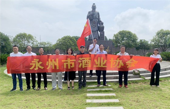 到會(huì)黨員在雅大釀酒文化廣場(chǎng)合影留戀