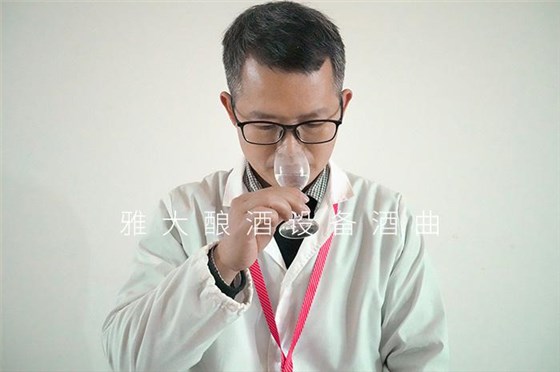 白酒釀造設(shè)備釀造的清香小曲酒要怎么品？釀酒老師傅說出實(shí)情！ 4